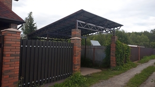 Односкатный автомобильный навес из профнастила Односкатный автомобильный навес из профнастила