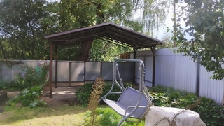 Навес двускатный из коричневого профнастила для зоны отдыха на даче Навес двускатный из коричневого профнастила для зоны отдыха на даче