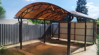 Арочный навес с поликарбонатом оранжевого цвета